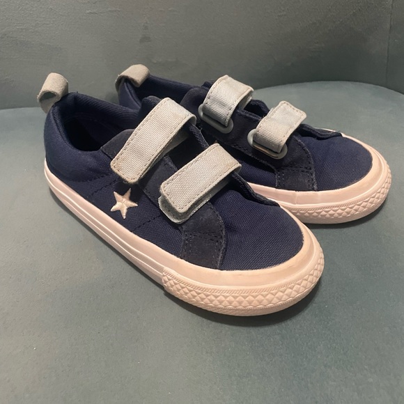 Toddler Converse low top toddler sneakers / size 10 US toddler - Picture 1 of 13